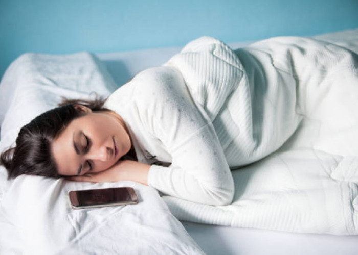  Risiko Tersembunyi Menaruh HP di Dekat Kepala Saat Tidur: Tidak Hanya Soal Radiasi!