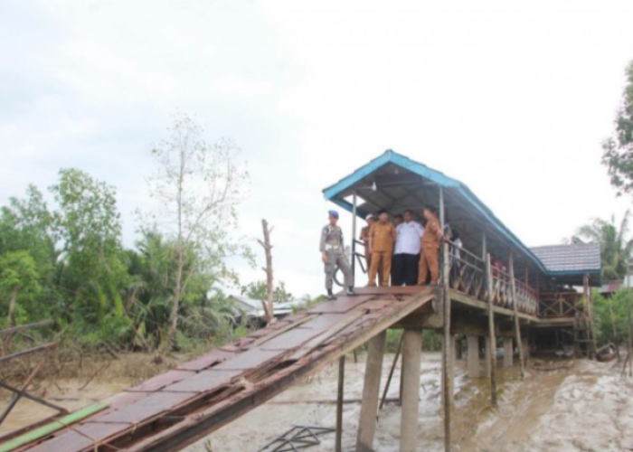 Bupati Tanjab Barat Pastikan Dermaga Apung Ambruk di Tanjung Senjulang Segera Diperbaiki  