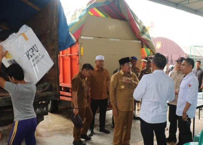 Bupati Tanjung Jabung Barat Tinjau Distribusi Logistik Pemilu 2024