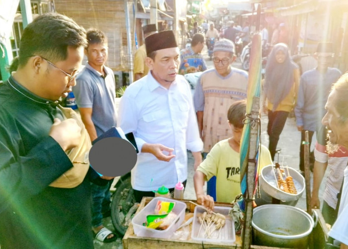 Buktikan Kedekatannya dengan Masyarakat, Ustadz Amin Tak Sungkan Cicipi Makanan Jajanan Warga