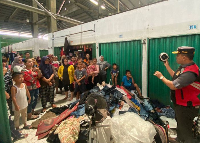 3 Kios Pakaian di Pasar Angso Duo Kota Jambi Terbakar