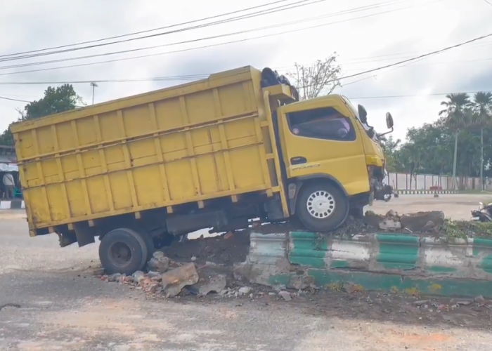 Sebuah Truk Menghantam Pembatas Jalan Di Muara Bulian