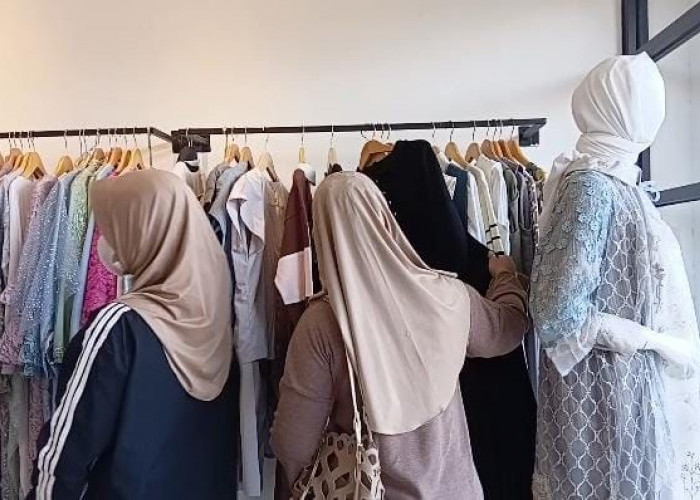 Jelang Idul Fitri, Toko Busana Muslim Sorai Diserbu Pembeli dengan Promo Cashback 10 Persen