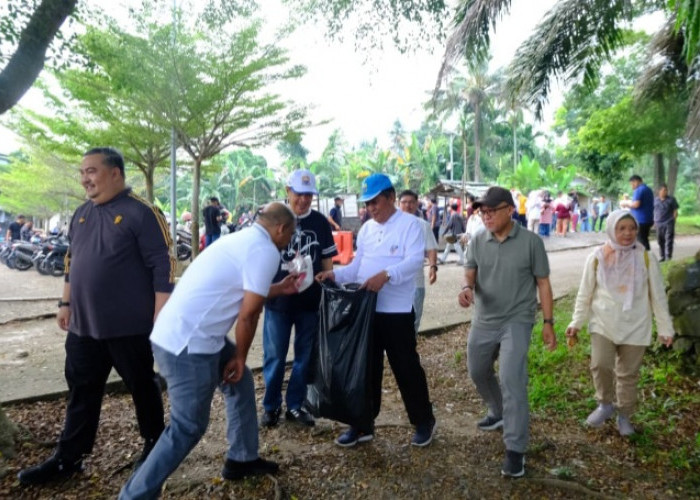 Wagub Sani Pimpin Gotong Royong Massal Gerakan Indonesia ASRI di Danau Sipin