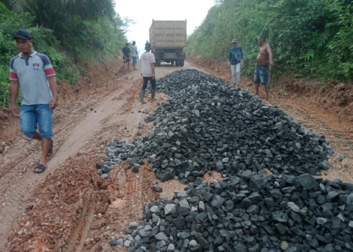 PTPN IV Bantu Perbaikan Jalan Lintas Tiga Desa