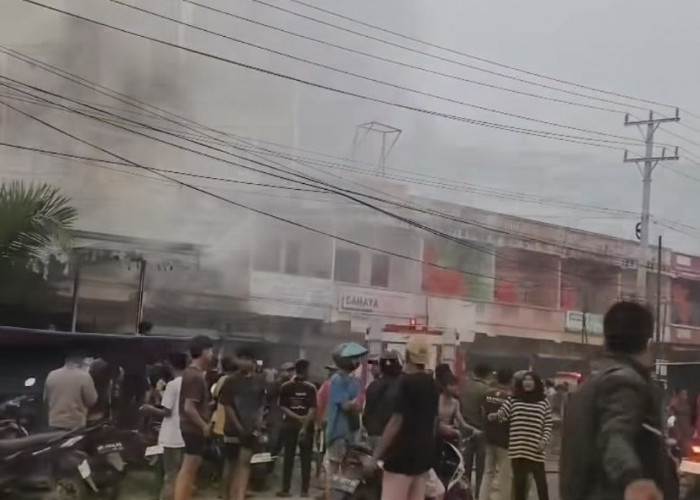 Toko Plafon di Pasar Muara Bungo Terbakar, Asap Hitam Mengepul Tebal