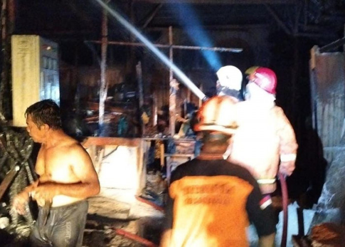 Home Industri Mebel di Mojokerto Terbakar, Dua Unit PMK Dikerahkan