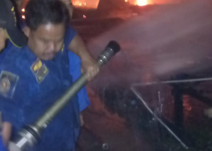 Asrama Putra Pondok Pesantren Al Baqiyatus Shalihat di Tanjab Barat Hangus Terbakar