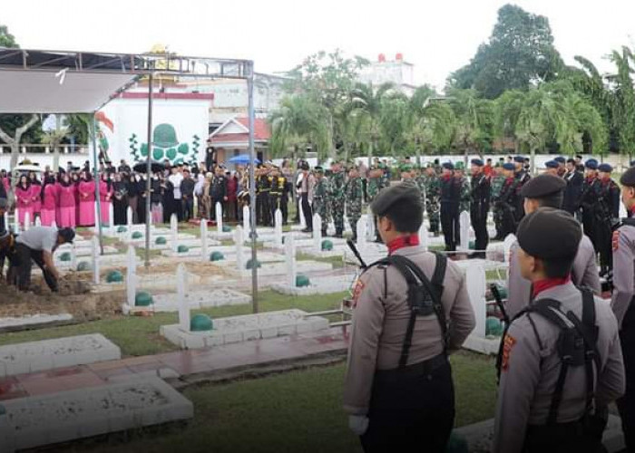 Kapolda Jambi Pimpin Upacara Pemakaman Irjen Pol Purn Muchlis 