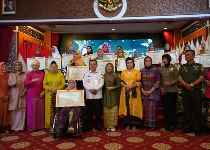 Gubernur dan Ketua Penasihat BKOW Jambi berikan penghargaan kepada perempuan Inspiratif 2025