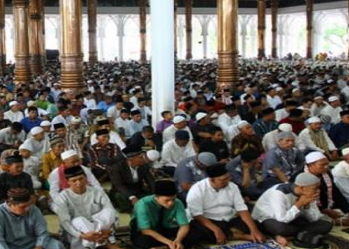 Idul Adha,  Wagub Sani Tunaikan Salat Ied bersama masyarakat di Masjid Agung Al Falah