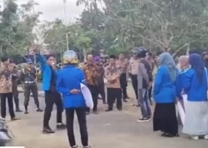 Puluhan Mahasiswa IAI AN-Nadwah Kuala Tungkal Gelar Aksi Demo 