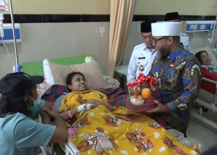 Al Haris dan Helmi Hasan Bagikan Parsel kepada Pasien RSUD Raden Mattaher Jambi  