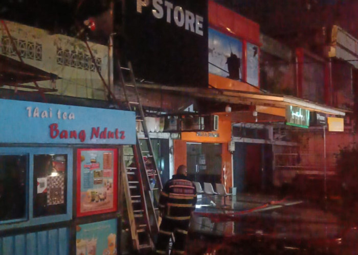 Kebakaran di Kawasan Samping PStore Jambi di Depan Hotel Aston