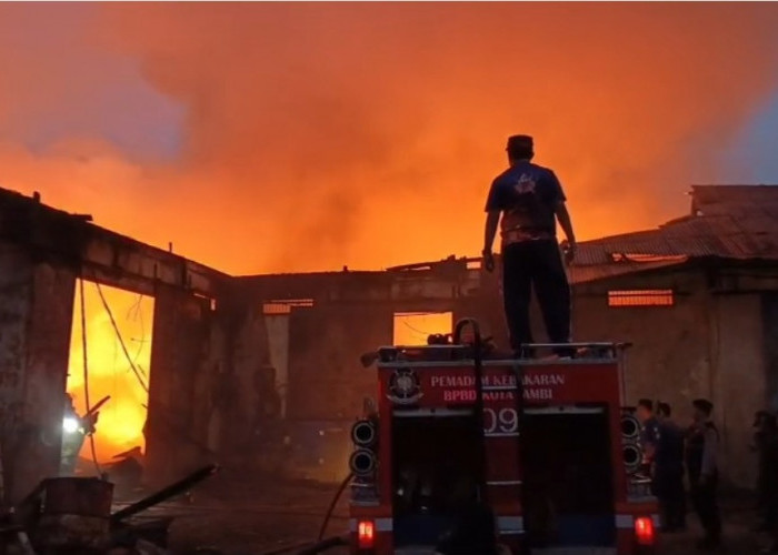 Gudang Kopra di Talang Bakung Terbakar, Petugas Butuh Lima Jam Padamkan Api