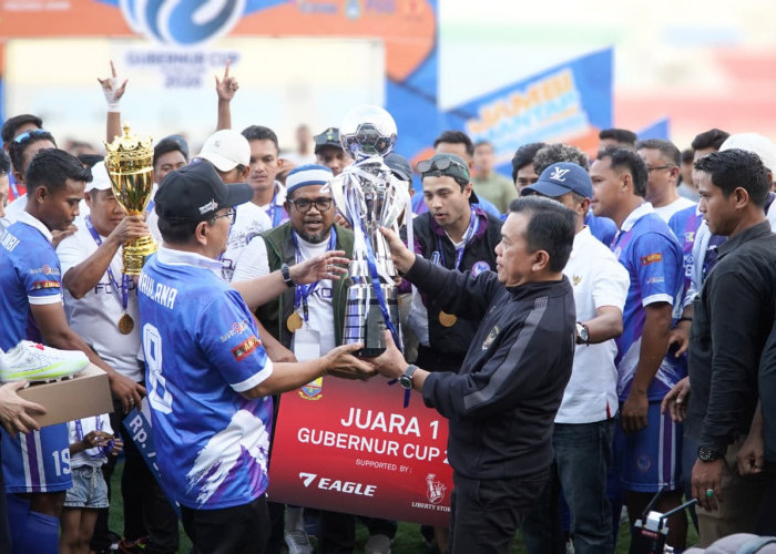 Gubernur Al Haris Dampingi Sekjen PSSI Tutup Turnamen Sepak Bola Gubernur Cup 2026