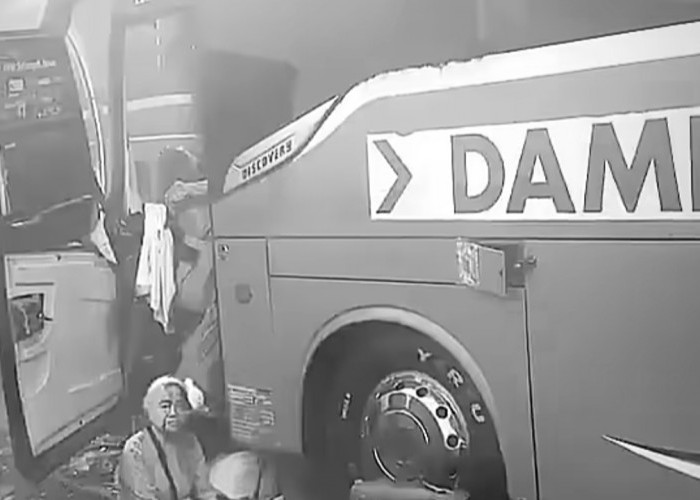 Terhalang Kabut Asap Tebal, Bus Damri Tabrak Bus ALS di Tol Palembang-Indralaya