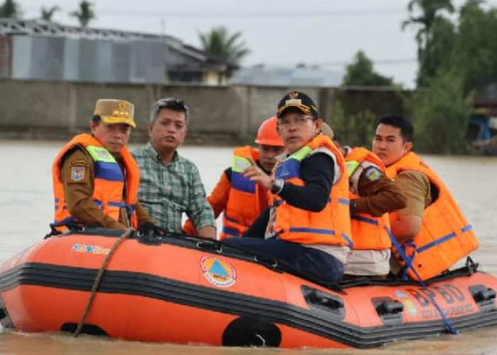 Gubernur Jambi Al Haris dan Walikota Ahmadi Pantau Titik Banjir di Sungai Penuh 
