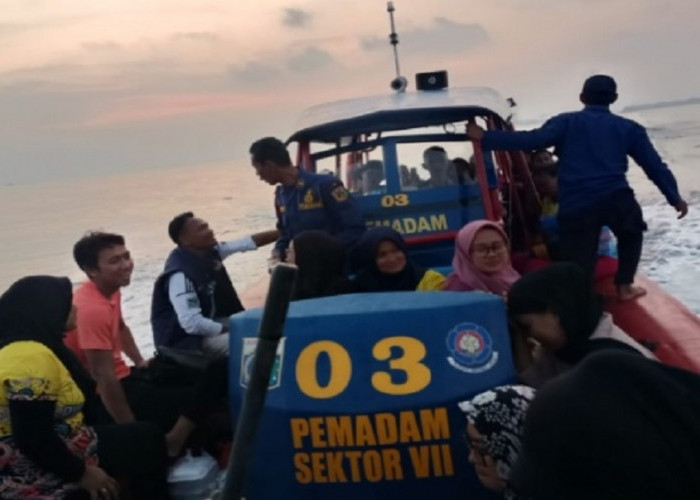 Ditengah Laut Kepulauan Seribu Kapal Mengalami Mati Mesin, 30 Penumpang di Evakuasi