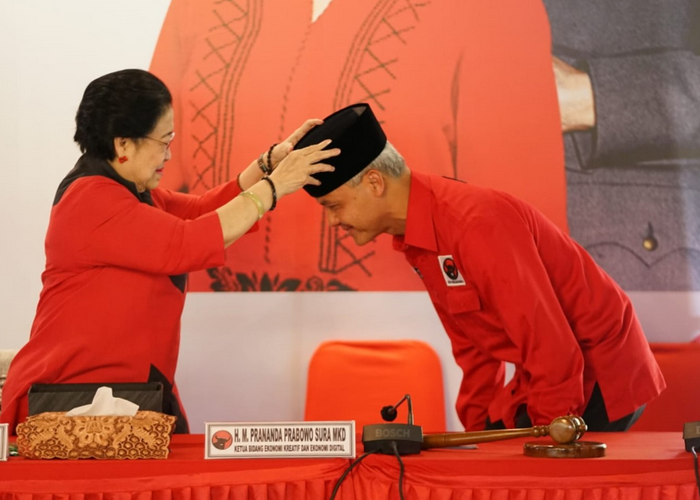 Berikan Kopiah Kepada Ganjar Pranowo, Megawati :  Identitas dari Nasional dan Religius Bangsa Kita