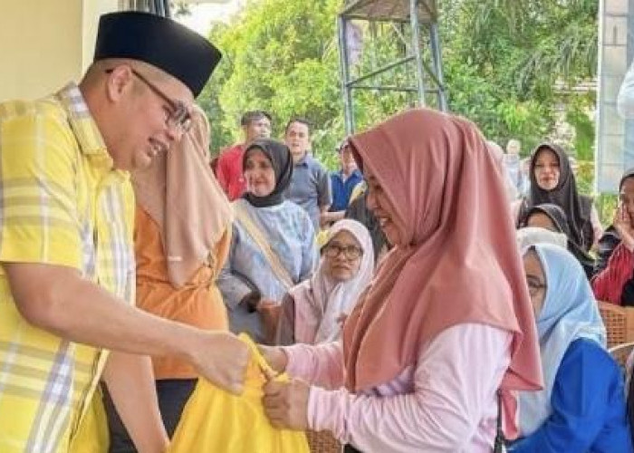 Ketua DPRD Kota Jambi Bagikan Ratusan Paket Sembako ke Warga Jelang Lebaran