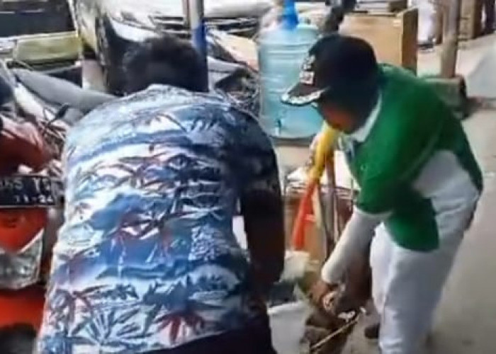 Aksi Mursida Camat Pasar di Kota Jambi yang Menertibkan Pedagang dengan Mengambil Sampah