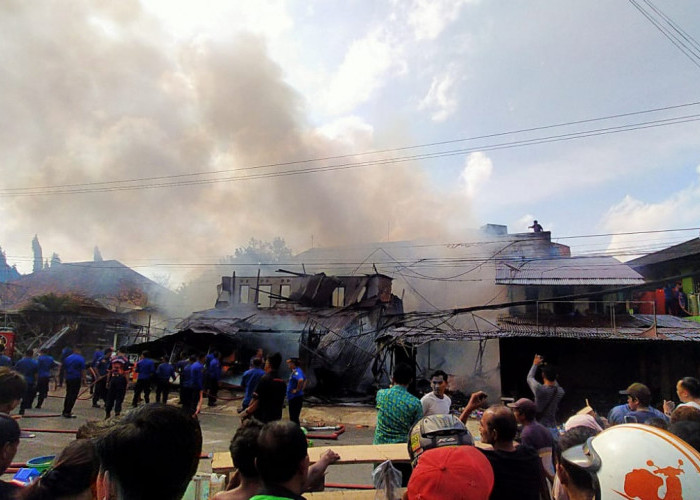 Kebakaran Hebat Ludeskan 6 Kios Di Jambi, Satu Orang Ditemukan Meninggal Dunia