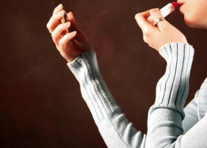 Tips Jitu Pakai Lipstik Matte agar Bibir Tidak Kering
