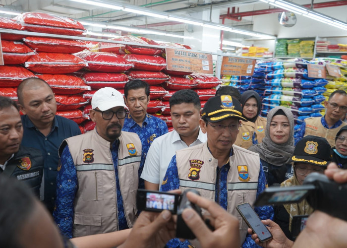 SIDAK KE TOKO RITEL, SATGAS PANGAN JAMBI TEMUKAN 8 MEREK BERAS DIDUGA BERMASALAH KOTA JAMBI