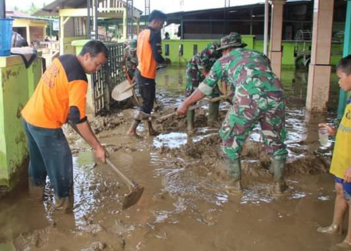 Bantu Warga Terdampak Banjir, Babinsa Bersihkan Batu Dan Kayu di Jalan