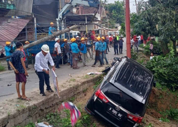 Mobil Inova Tabrak Tiang Listrik di Jalan Pattimura, Korban Diduga Seorang PNS