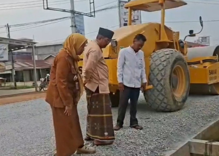 Bupati Tinjau Peningkatan Jalan Jalur 2 Merlung, Minta Warga Ikut Awasi Pekerjaan