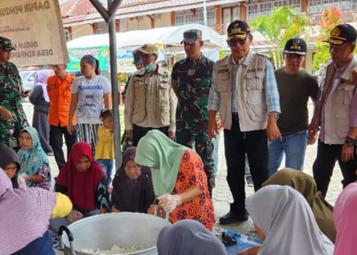 Wali Kota Ahmadi dan Pangdam II Sriwijaya serahkan Bantuan Bagi Korban Banjir di Sungai Penuh 