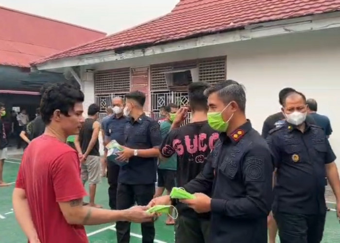 Antisipasi Kabut Asap, Lapas Bangko Bagikan Ratusan Masker kepada Warga Binaan