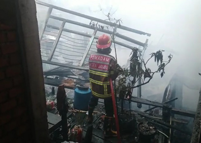 Diduga Korsleting Listrik, Dua Rumah di Sekoja Kota Jambi Ludes Terbakar  