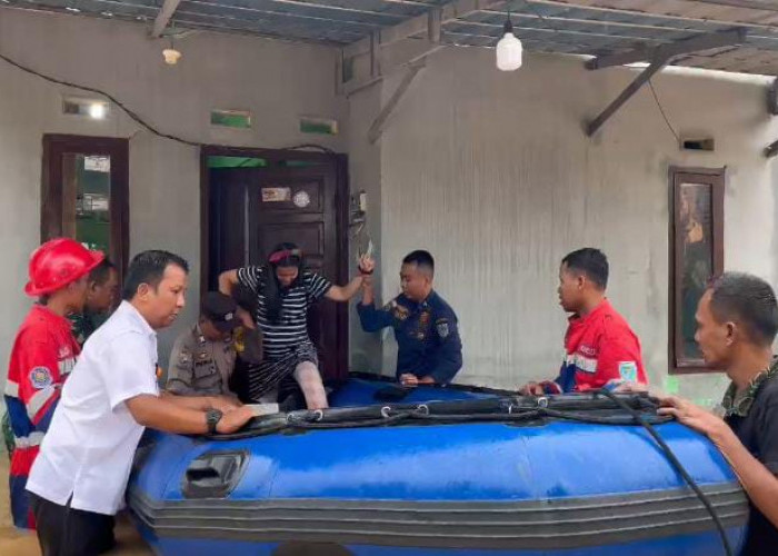 Ibu Hamil Terjebak Banjir di Kenali Asam, Damkartan Kota Jambi Lakukan Evakuasi