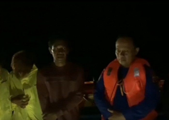 Tim Basarnas Evakuasi Tiga Nelayan yang Kapalnya Mati Mesin di Perairan Kuala Tungkal