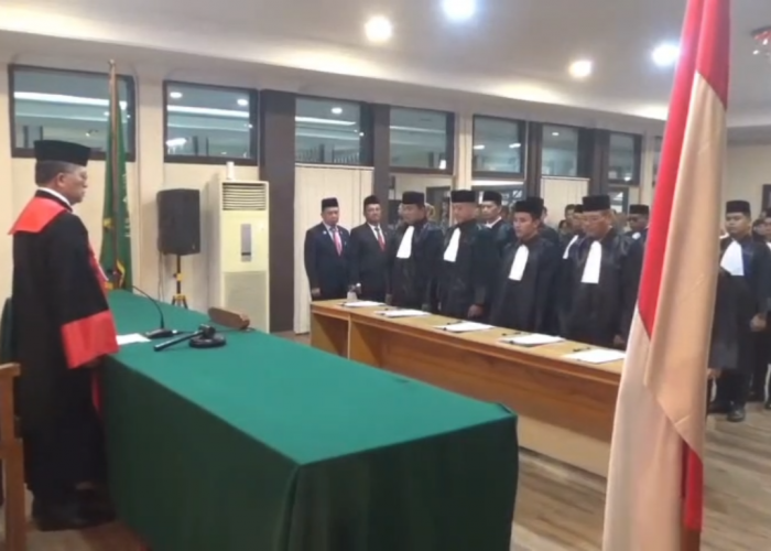 Ketua Pengadilan Tinggi Jambi Sumpah 17 Advokat KAI dan PPKHI