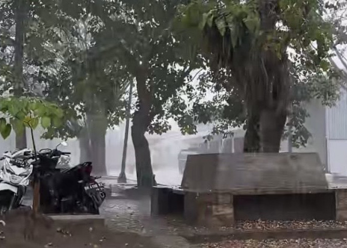 Guyuran Hujan Basahi Kawasan Candi Muaro Jambi
