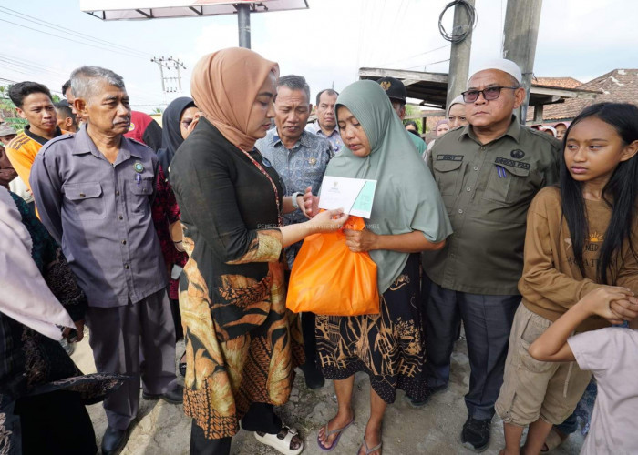 KETUA TP PKK MUARO JAMBI KUNJUNGI DAN SERAHKAN BANTUAN KEPADA KORBAN KEBAKARAN