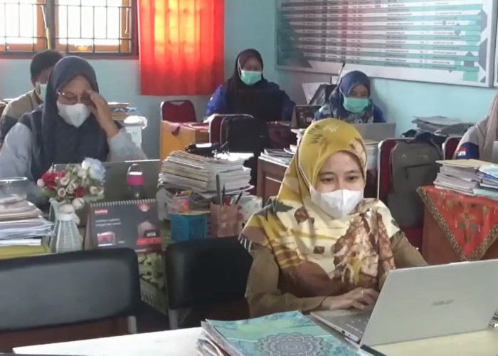 Kabut Asap Karhutla, Siswa SMA di Muaro Jambi Belajar Secara Daring 