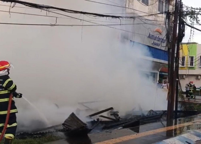 TIGA RUMAH KONTRAKAN DI SIMPANG JELUTUNG LUDES TERBAKAR