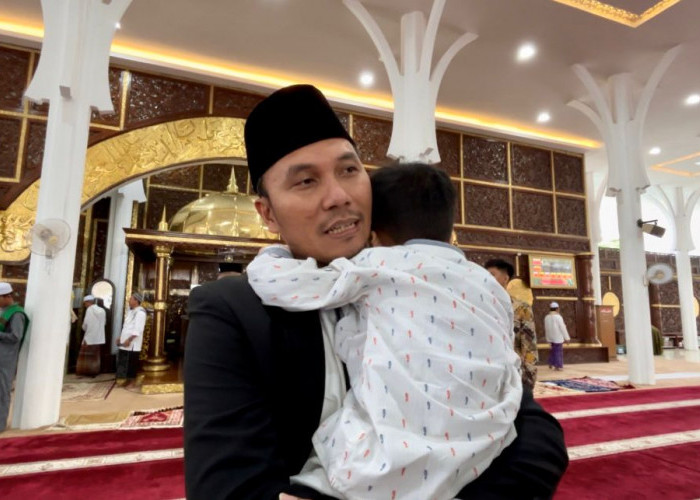 Ketua DPRD Jambi Beserta Keluarga Shalat Idul Adha di Masjid Al Falah Jambi