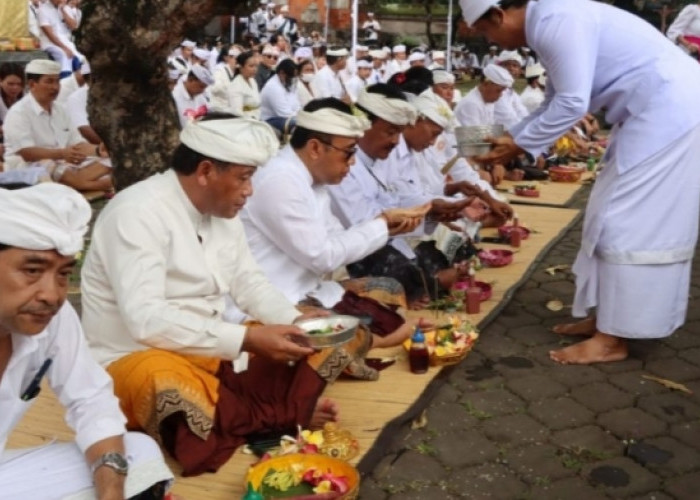 Persembahyangan Saraswati Dipindahkan Sementara Ke Pura Agung, Lokanatha Lumintang.