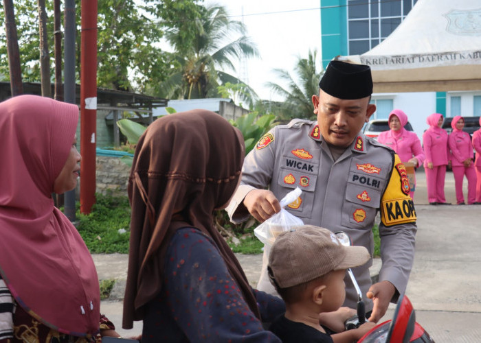 Kapolres Tanjab Barat Bagikan Takjil dan Imbau Pengendara Roda Dua Gunakan Helm