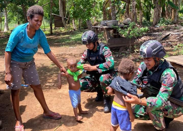 Bagikan Pakaian bagi Anak-Anak Papua di Kampung Toray, Distrik Sota, Merauke