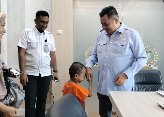 Ketua DPRD Kota Jambi Kemas Faried Alfarelly Berikan Perhatian Penuh dan Dukung Kesembuhan Rafi
