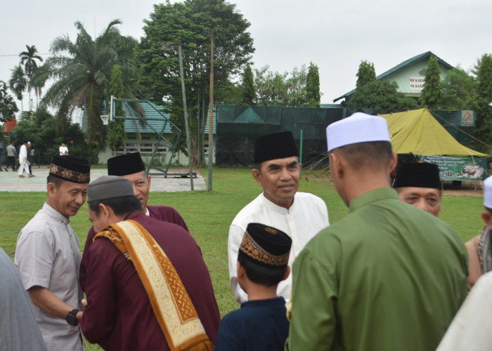 Antusias Masyarakat sholat Idul Adha bersama Anggota TNI di Lapangan Makorem 042/Gapu 