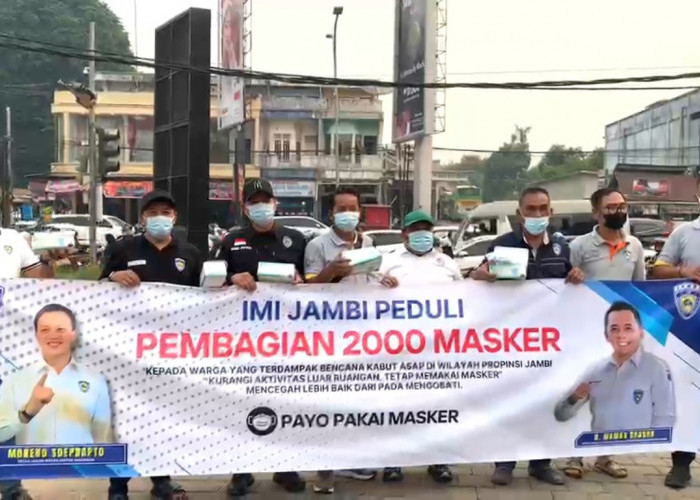 Kabut Asap Masih Menyelimuti Kota Jambi, IMI Bagikan 2.000 Masker kepada Warga