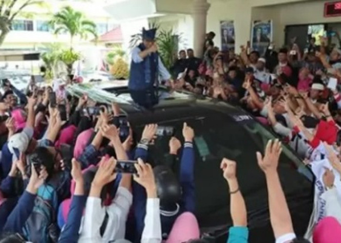Anies Baswedan Tiba di Padang, Puluhan Masyarakat Teriakan Presiden